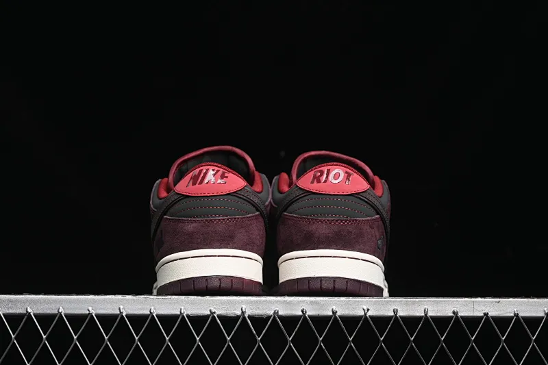 All categories Nk SB Dunk Series Nk SB Dunk Low low-top sneakers Riot Skateshop x Nk SB Dunk Low joint model Bordeaux red low-top casual sneakers FZ1289-200